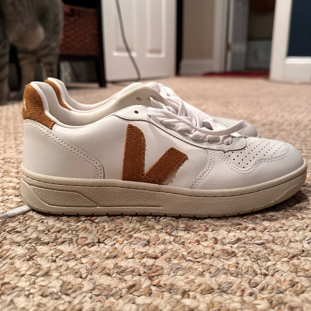 NWOB Veja Urca Bicolor Sneakers size 7